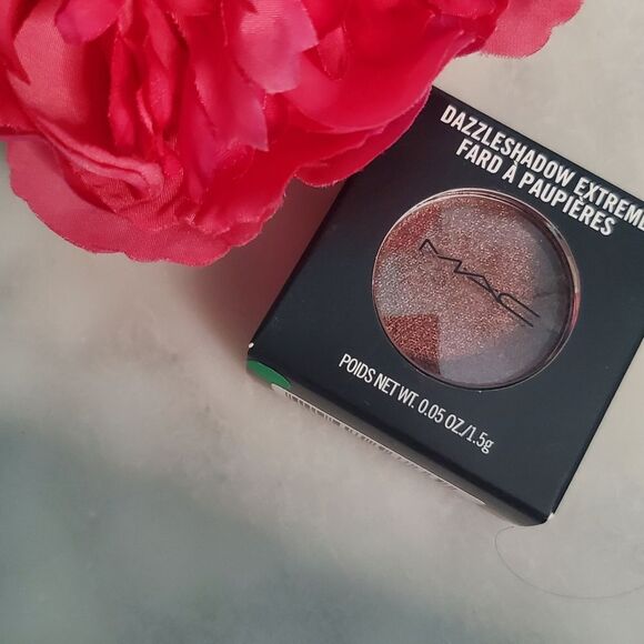 MAC Dazzleshadow Extreme Eyeshadow in let's roll (Multichrome Peach/red Sparkle) - Picture 11 of 15